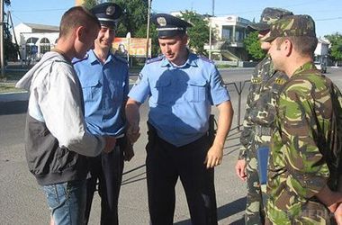 Спецоперація "Мажор": у Києві вручали повістки "золотій молоді". Більшість юнаків виявилися студентами, а решта просто тікали