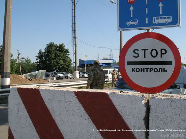 На Донеччині затримано КамАЗ з військовим РФ і боєприпасами: фото. У Донецькій області вчора, 25 липня, близько 22 годин співробітники Держприкордонслужби України на контрольному посту Березове затримали КамАЗ з великою кількістю боєприпасів та двома чоловіками