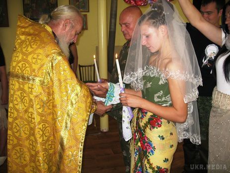 В Луганську бойовиків в камуфляжі обвінчали кільцями від гранат (фотофакт). Описуючи її знайомство з майбутнім обранцем, місцеві ЗМІ повідомляють, що той кинув якийсь бізнес в Петербурзі і з липня 2014 займається бандитизмом під Луганськом.