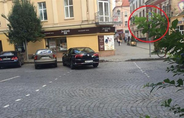 "Героєм паркування"став в Ужгороді Москаль. Губернатор Закарпатської області Геннадій Москаль припаркувався в центрі Ужгорода прямо на пішохідному переході.