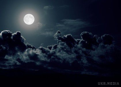 Завтра вночі  зійде «Блакитний місяць». Вночі 31 липня настане другий повний місяць за цей місяць або так звана «Блакитний місяць». Однак, дивуватися не варто – супутник ніякого іншого відтінку не придбає і буде мати звичайний, попелясто-сірий колір.
