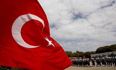 Смертник напав на військову частину в Туреччині. Трактор, навантажений вибухівкою, врізався в КПП