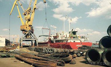СБУ викрила схему розкрадання держкоштів в Одеському порту. Встановлено, що посадові особи порту, Мінінфраструктури і ФДМ незаконно передали ряд об'єктів порту в оренду приватним підприємцям
