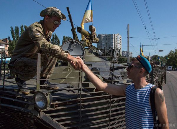 Опубліковано фото святкування Дня ВДВ в Маріуполі. Фото зі святкування Дня ВДВ у зоні АТО