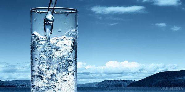Вчені розповіли, скільки води потрібно випивати за день. Напевно ви не раз чули рекомендацію, що протягом дня потрібно випивати мінімум два, а то і більше літрів води.