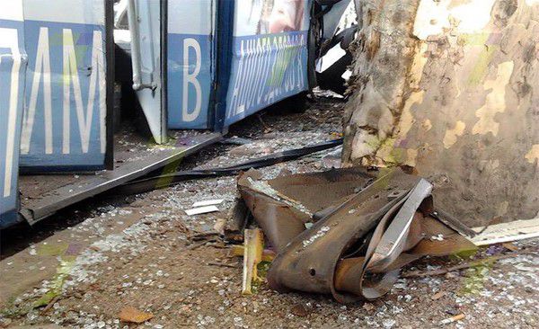 В Одесі тролейбус врізався в дерево, як мінімум п'ять пасажирів постраждали (фото). У тролейбуса лопнуло колесо