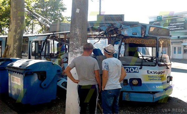В Одесі тролейбус врізався в дерево, як мінімум п'ять пасажирів постраждали (фото). У тролейбуса лопнуло колесо
