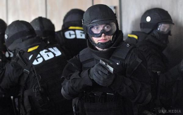 На Луганщині затримали платного інформатора бойовиків . Гроші житель Станично-Луганського району отримував через свою дружину - чиновницю одного з міністерств " псевдореспублики"