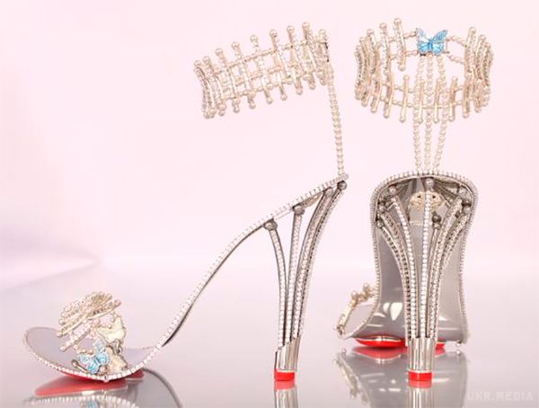 Бейонсе купила діамантові туфлі за $300 тис (фото). Співачка Бейонсе купила діамантові босоніжки за 300 тисяч доларів. Ексклюзивну пару взуття r'n'b-діва має намір надіти на зйомках нового відеокліпу.
