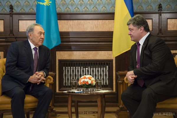 Порошенко обговорив з Назарбаєвим співпрацю в авіабудуванні. Президент України також привітав президента Казахстану з завершенням переговорів щодо вступу країни у Світову організацію торгівлі.