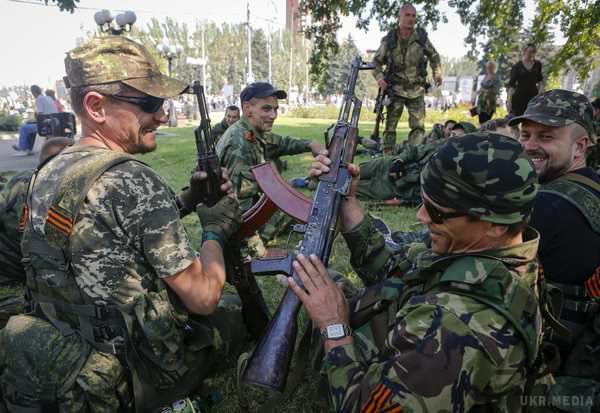  Вояки російської армії - охорона складів ''ДНР''-ОБСЄ. Спеціальна моніторингова місія ОБСЄ заявила, що місця дислокації важкого озброєння "ДНР" охороняють військові Росії з Оренбурга.