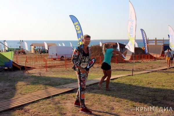 Український співак Коля Серьга розважав публіку на кримському фестивалі. Український ведучий і співак Коля Серьга взяв участь у фестивалі "Extreme Крим 2015", який відбувся на анексованому півострові.