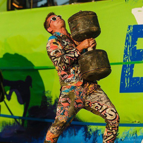 Український співак Коля Серьга розважав публіку на кримському фестивалі. Український ведучий і співак Коля Серьга взяв участь у фестивалі "Extreme Крим 2015", який відбувся на анексованому півострові.