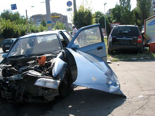  Бійці АТО у Краматорську потрапили у ДТП, постраждали цивільні. Чергова аварія за участю атошников сталася вранці 4 серпня в Краматорську .