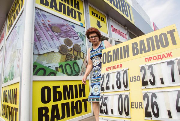  Почати пенсійну реформу і продати заводи, вимагає МВФ від України. Міжнародний валютний фонд дав Україні 1,7 млрд доларів, але висунув ряд нових вимог для отримання наступних траншів кредиту.