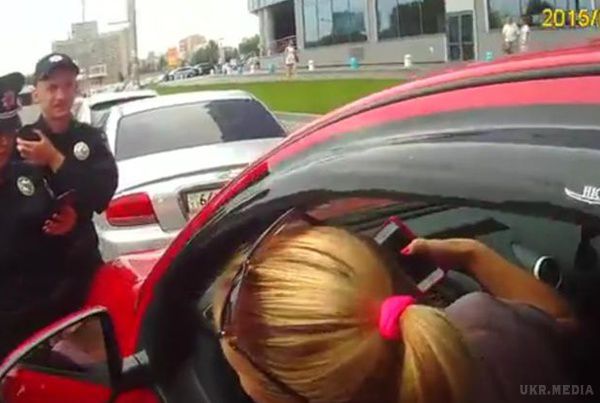 Нове відео наїзду киянки на поліцейських: "Вас усіх звільнять!"(відео). Автоледі вирішила наїхати автомобілем на співробітників поліції, коли ті просили її вийти з авто.