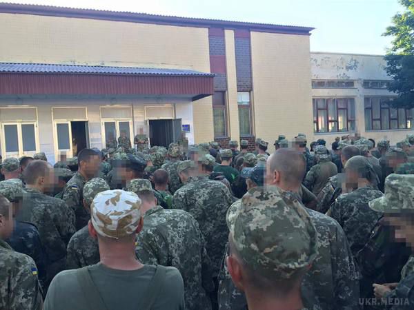 Майкл Щур показав чергу в армійську столову: опубліковано фото. Майкл Щур відзвітував про черги в армійську столову