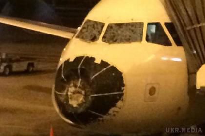 Пошкоджений градом літак здійснив екстрену посадку в Денвері. Літак американської авіакомпанії Delta Airlines, на борту якого перебувало близько 130 осіб, здійснив вимушену посадку в Денвері