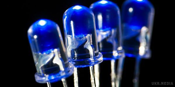 Сині світлодіодні лампи сприяють умертвінню бактерій. Синє світло в холодильнику допоможе продуктам зберігатися довше.