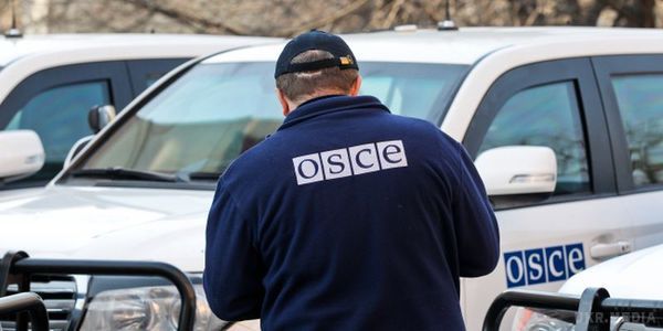 На Донбасі знову обстріляли спостерігачів ОБСЄ. Автомобіль місії спостерігачів ОБСЄ в Донецькій області в черговий раз обстріляли.