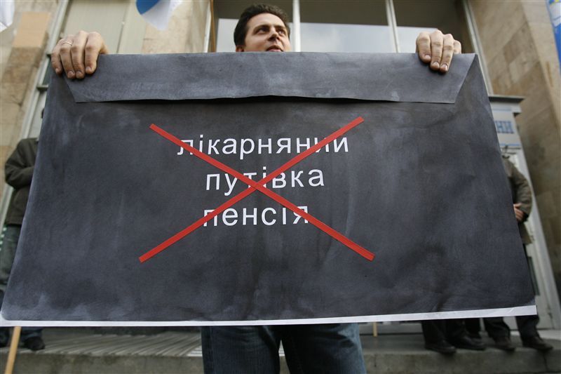 В Україні придумали новий спосіб боротьби з "чорними" зарплатами. Пенсійний фонд хоче обчислювати ЄСВ за віртуальними зарплатами - чи виведе це зарплати з тіні.