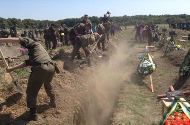  "Вантаж 200" вранці доставили у Дніпропетровськ. У дніпропетровських моргах знаходяться сотні невідомих солдатів