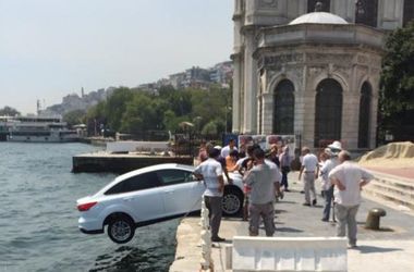 Як "спритно" у Стамбулі турист  припаркував автомобіль (відео). Перехожі всілися на капот, що б врятувати машину