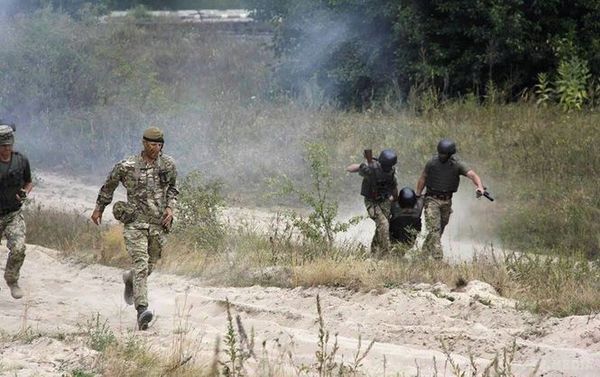  Під обстрілом бойовиків в Луганській області отримали поранення бійці 128 і 92 бригад. Бойовики з 21:00 до 24:00 обстрілювали Станицю Луганську з автоматичних гранатометів, 82-мм мінометів і стрілецької зброї.