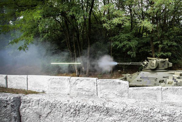 Новий супер-БТР: українська гармата, німецький мотор. Нові, щойно з заводу, зразки Бтрів відчувають зараз у лісі під Києвом.