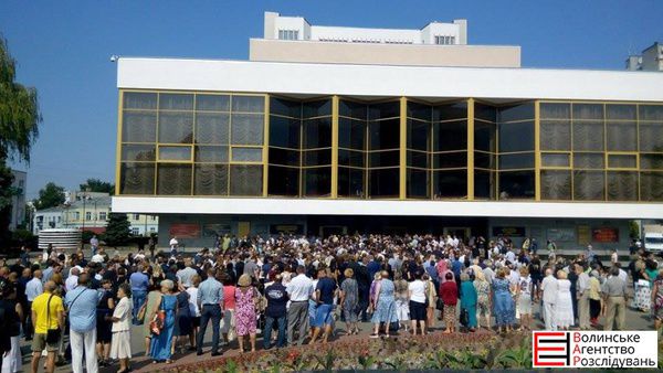 На громадянську панахиду по Єремеєву прийшли тисячі людей, площа біля театру забита (фото). На церемонію прощання з Єремеєвим принесли багато квітів