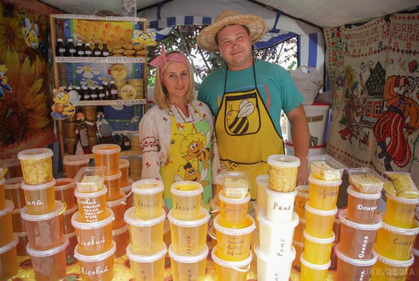 "У наступному році сюди не приїдемо!" - бджолярі у Лаврі. Ярмарок на честь Медового спаса в цьому році не принесла радості ні продавцям, ні покупцям.