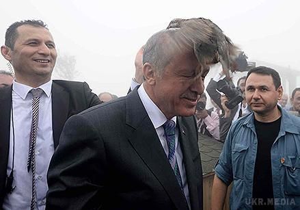 Туреччина. На президента  Ердогана напала куріпка. На відкритті мечеті на горі Кібла президент Туреччини Реджеп Тайіп Ердоган випускав птахів з великої клітини.