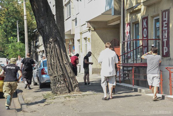  В Одесі ЛГБТ-фестиваль  завершився скандалом (фото, відео). Учасників акції закидали петардами.