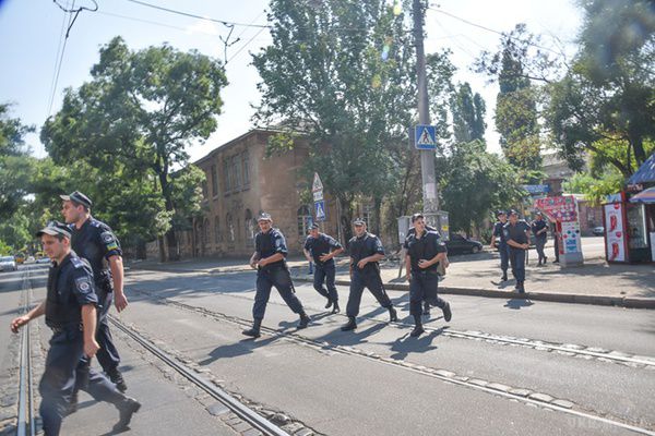  В Одесі ЛГБТ-фестиваль  завершився скандалом (фото, відео). Учасників акції закидали петардами.