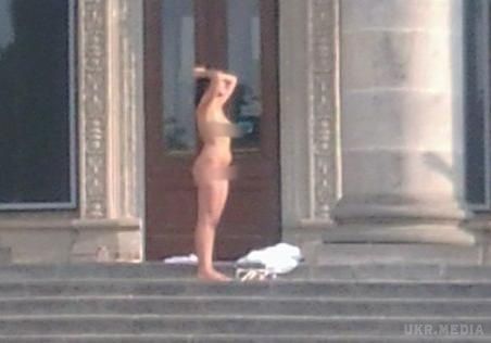 Тернопіль. Жителів шокувала оголена жінка на сходах драмтеатру. На сходах драмтератра в Тернополі в неділю, 16 серпня, засмагала оголена жінка.