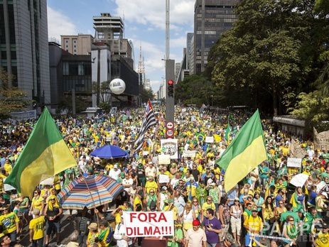 Масові протести в Бразилії: сотні тисяч людей вимагають імпічменту президента. Громадяни обурені масовим корупційним скандалом і заходами жорсткої економії в країні.