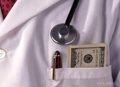 Харків. Лікар-акушер відмовився виписувати молоду матір, поки не отримає всю суму «подяки». Лікаря-гінеколога однієї з лікарень Київського району Харкова затримали під час отримання хабара.
