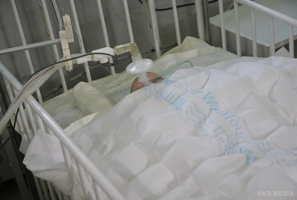 П'ятимісячну дівчинку, поранену під Мар'їнкою, рятують дніпропетровські лікарі. Маленьку Лілію прооперували і готують до переливання крові.