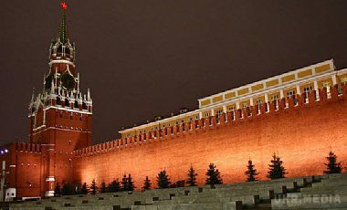 У Москві біля стін Кремля невідомий відкрив стрілянину з обріза. За даними поліції, 26-річний чоловік двічі вистрілив вгору з обрізу мисливської рушниці.