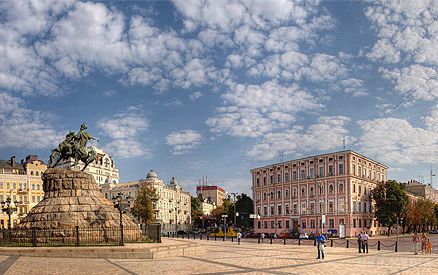 Київ. Через пожежу в центрі змінено рух тролейбусів. Через пожежу довелося зупинити тролейбуси, щоб по вузьких вулицях могли проїхати пожежні