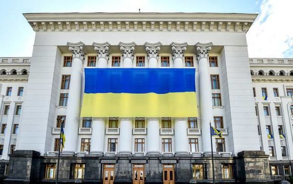 Будівлю Адміністрації президента прикрасив величезний прапор України. Прапор України на будівлі Адміністрації президента