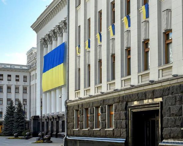 Будівлю Адміністрації президента прикрасив величезний прапор України. Прапор України на будівлі Адміністрації президента