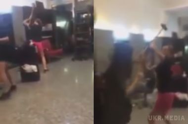 Розгнівана клієнтка знищила салон краси з допомогою кувалди (відео). Жінці не сподобалося як її підстригли
