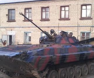 У Луганської області бойовики «ЛНР» ведуть бойову підготовку. Бойовики «ЛНР» тренуються і наносять «осінній» камуфляж на військову техніку.