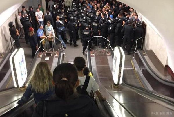 У Києві на станції метро "Арсенальна" міліція оточила групу невідомих. Вже другий день поспіль у київському метро відбуваються незрозумілі речі.