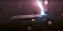 Вражаюче відео удару блискавки у літак. В аеропорту Атланти у Boeing 737 американської авіакомпанії Delta потрапила блискавка.