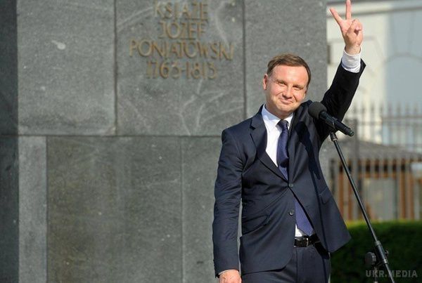 Президент Польщі Дуда пропонує провести в країні черговий референдум. На ньому поляки повинні вирішити чи знижувати пенсійний вік, з якого віку діти повинні йти в школу і чи приватизувати  ліси.