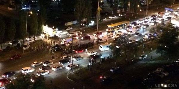  Масштабне ДТП  відбулося у Києві . Про ДТП на Героїв Сталінграда  повідомив радник глави МВС Шкіряк.