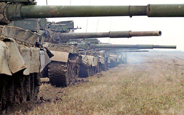 Бойовики «ЛНР» стягують до лінії фронту важку техніку. У Краснодонському районі помічена колона танків.