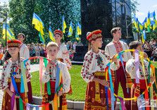 Урочисте відкриття пам'ятника гетьману Сагайдачному. За словами заступника міського голови Ігоря Терехова, в 2008 році цей пам'ятник був встановлений в Севастополі, але після анексії Криму місцева влада демонтувала монумент і хотіла його утилізувати. За ініціативою мера Харкова Геннадія Кернеса були проведені переговори, і пам'ятник передали в Харків.